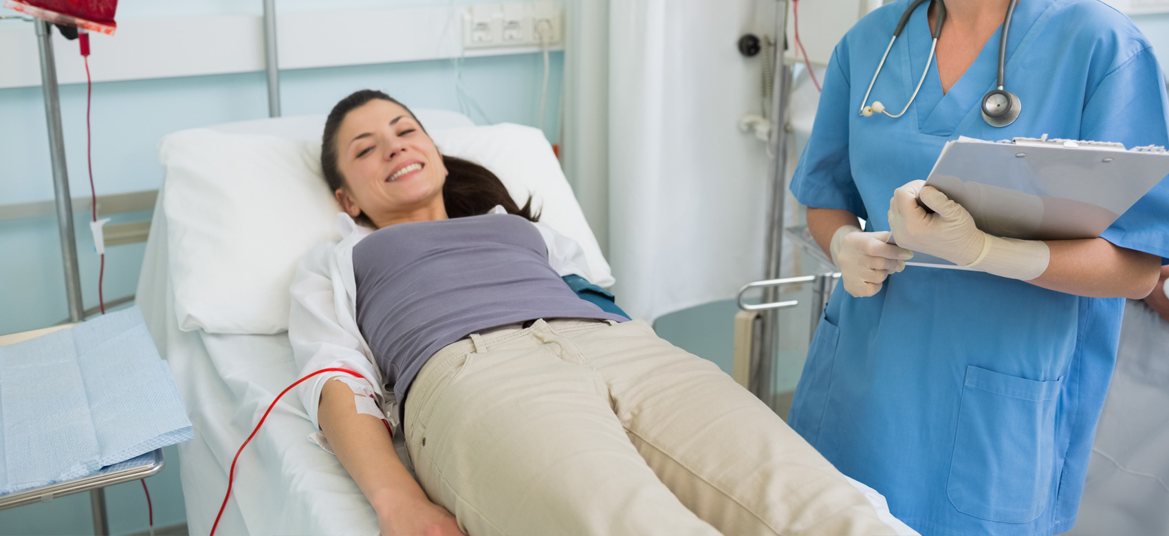 Брюнетка медсестра с громадными дойками лечит пациента специальными процедурами